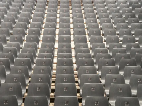 Sitzschalen auf einer Tribühne