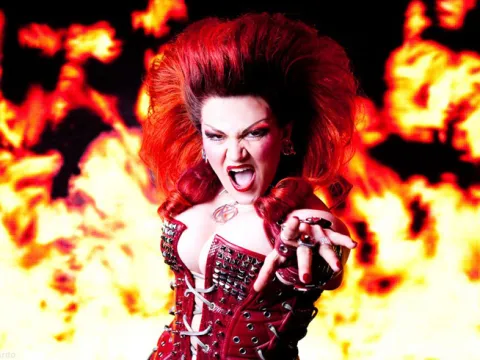 Brigitte Oelke im Musical Queen unplugged