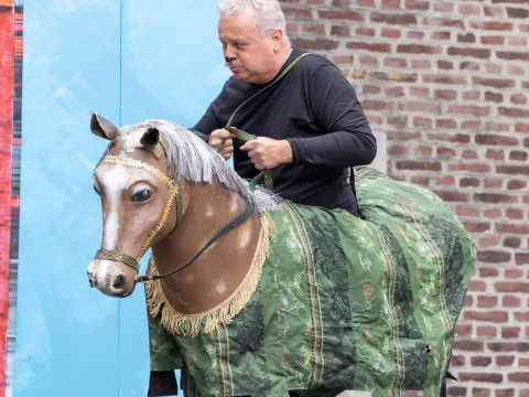 Kay Szacknys als Pferd