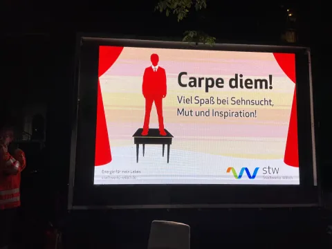 Videoleinwand "Der Club der toten Dichter"