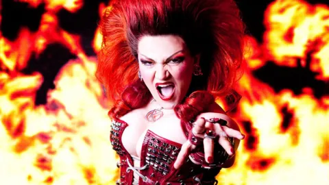 Brigitte Oelke im Musical Queen unplugged