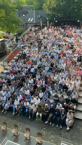 Tribüne Premiere Club der toten Dichter